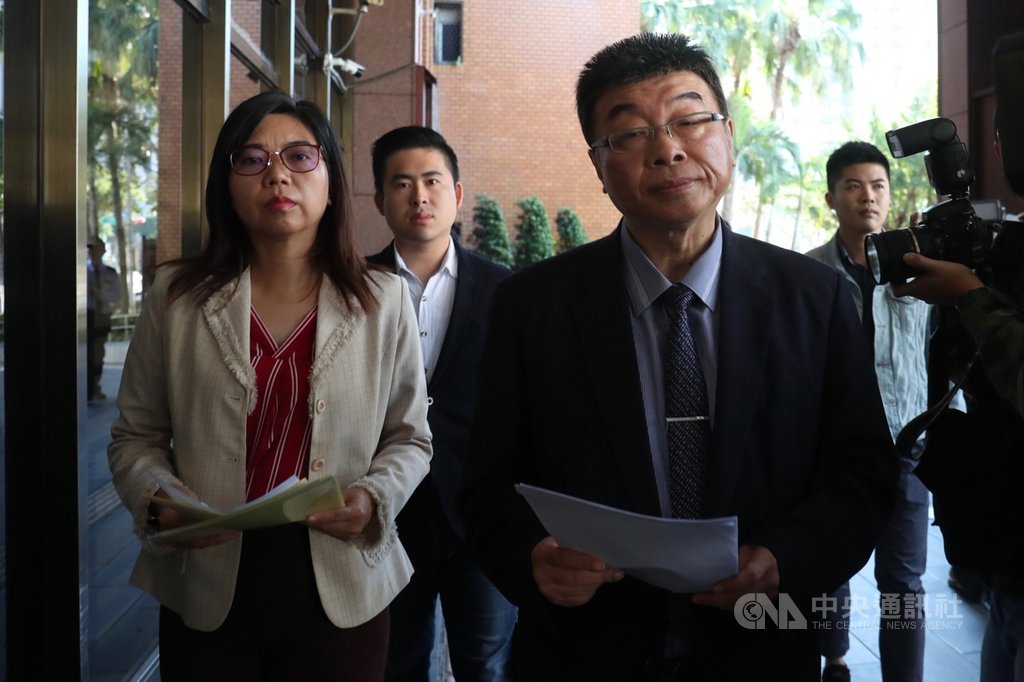 新黨不分區立委參選人邱毅(前右)、陳麗玲(前左)、王炳忠(後左)16日上午到台北地檢署,遞狀控告陳宗彥涉嫌違反選罷法「意圖使人不當選」。邱毅呼籲陳宗彥馬上辭官接受調查。中央社記者吳家昇攝 108年12月16日