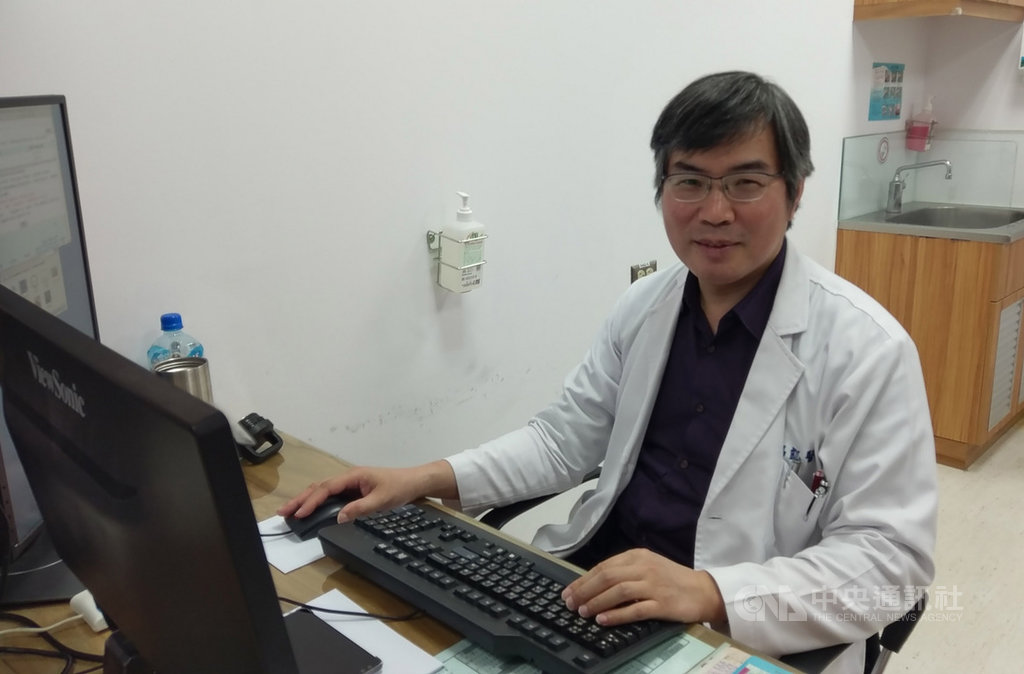 台中市一名40歲男子體驗水上拖曳甜甜圈時,意外落水傷到頸椎險釀癱瘓,台中榮總神經外科主任鄒錫凱(圖)16日表示,傷者後送到院後,經近6小時手術,在術後第13天已可以步行出院。(台中榮總提供)中央社記者郝雪卿傳真 108年12月16日