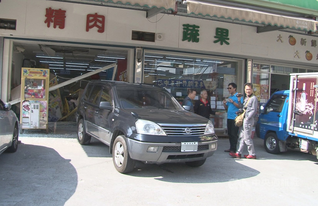 苗栗縣65歲林姓男子16日駕駛休旅車前往汽修廠進行車輛保養,準備倒車返家時,疑誤踩油門爆衝進路旁超市,由於衝撞力道猛烈,超市正門玻璃碎裂,擺放在店外的3台夾娃娃機也遭撞毀。中央社記者管瑞平攝 108年12月16日