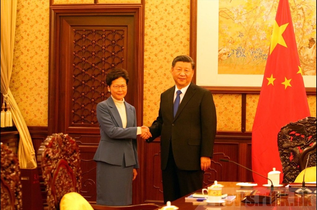 中國國家主席習近平(右)16日接見到北京述職的香港特首林鄭月娥。(圖取自香港電台網頁news.rthk.hk)