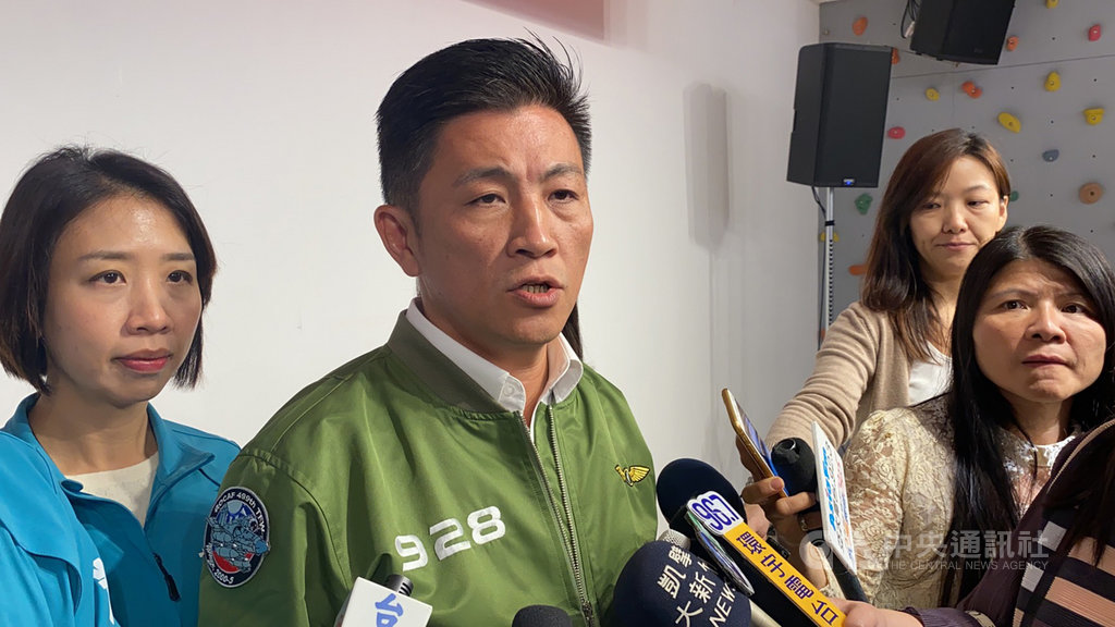 國民黨新竹市立委參選人鄭正鈐16日譴責民進黨新竹市立委參選人鄭宏輝栽贓「到處欠錢、被告」,認為構成毀謗及違反選罷法,將提出告訴。鄭宏輝(左2)接受媒體聯訪表示,內容皆來自於司法院網站的公開資訊,對於他官司纏身、負債累累等事,大家都相當好奇。中央社記者魯鋼駿攝 108年12月16日