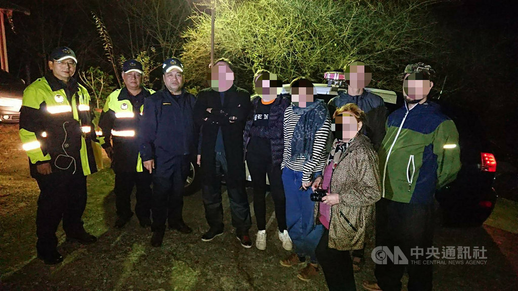 苗栗頭份警分局16日指出,6名俄羅斯遊客在加里山區失聯,警方獲報後準備入山搜救,所幸剛到登山口就發現6人,僅受輕微風寒,皆無大礙。(警方提供)中央社記者管瑞平傳真 108年12月16日