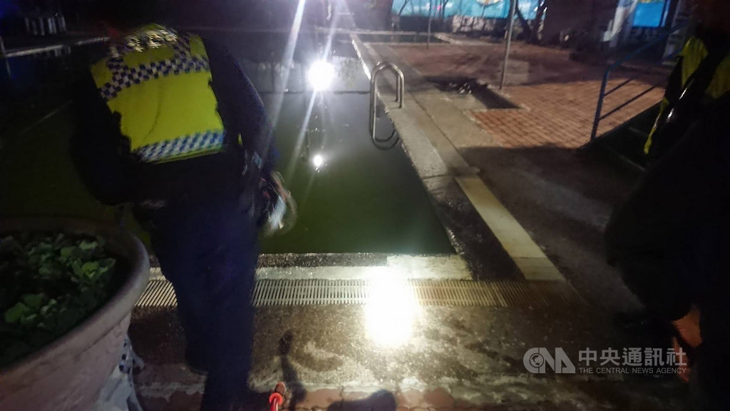 新北市淡水區淡金路上一處潛水及游泳訓練中心,16日晚間傳出一起女童溺水意外,泳池經營者的孫女不明原因掉落泳池中溺水,救起後緊急送醫搶救,警方正在釐清事發原因。(翻攝畫面)中央社記者王鴻國傳真 108年12月16日