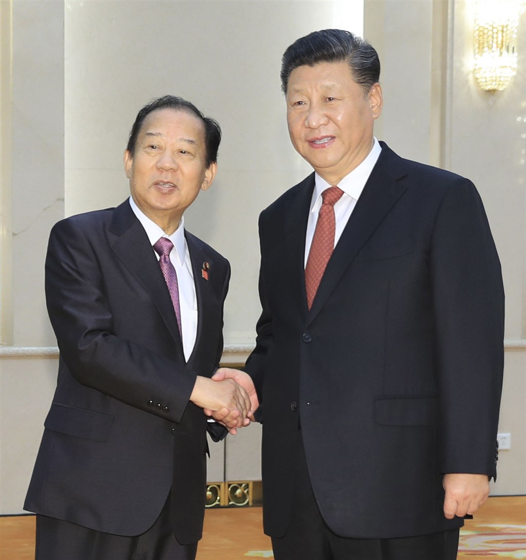 日本執政黨自民黨幹事長二階俊博(左)原本11月要率團到中國參加中日執政黨交流協議會,但中方要求日方人數必須是訪台國會議員團人數的2倍,導致破局。圖為4月二階俊博於北京會見中國國家主席習近平。(檔案照片/共同社提供)