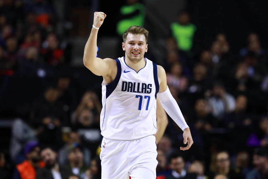 美國職籃NBA達拉斯獨行俠球星唐西奇扭傷右腳踝,可能會因傷勢而缺賽長達兩週時間。(圖取自twitter.com/dallasmavs)