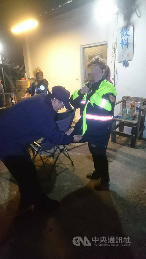 6名俄羅斯籍遊客日前在苗栗縣加里山區疑似失聯,警方獲報出動,在登山口發現6人,由於當時天色已晚氣溫驟降,有人冷得直發抖,員警更主動脫下防寒外套供他們保暖,讓他們大讚台灣警察熱心又溫暖。(警方提供)中央社記者管瑞平傳真 108年12月16日