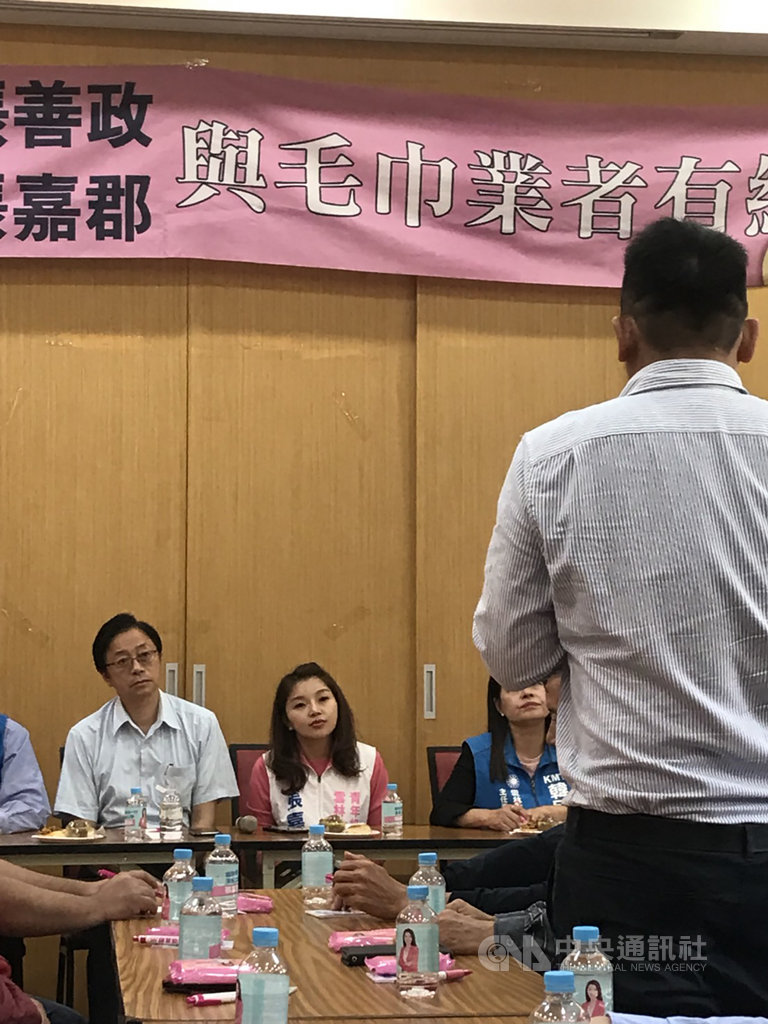 國民黨副總統候選人張善政(左)16日與雲林縣毛巾業者座談,針對業者提出設置毛巾產業園區,張善政允諾當選後,可朝中小型工業區發展,協助虎尾毛巾業風華再現。中央社記者姜宜菁攝 108年12月16日