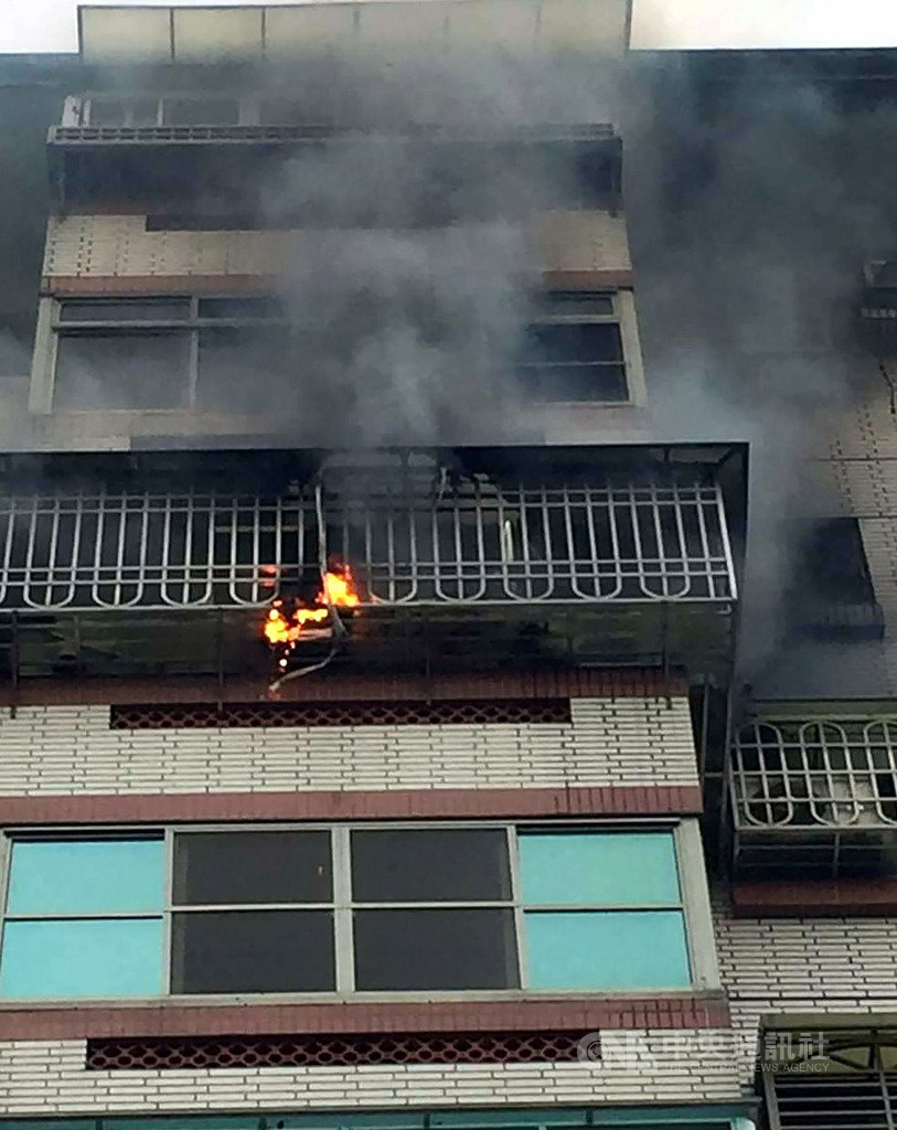 嘉義市文雅街一處公寓大廈16日發生火警,消防人員破門進入火場搶救時,在陽台發現一名男子一度失去生命徵象,經急救後恢復呼吸心跳,送醫搶救。(嘉義市消防局提供)中央社記者黃國芳傳真 108年12月16日