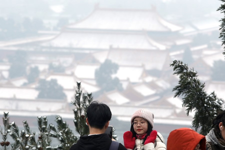 北京市15日夜間到16日降下今年第2場雪,許多市民卻掩不住興奮,忙著在社群媒體貼出下雪美圖分享。(中新社提供)