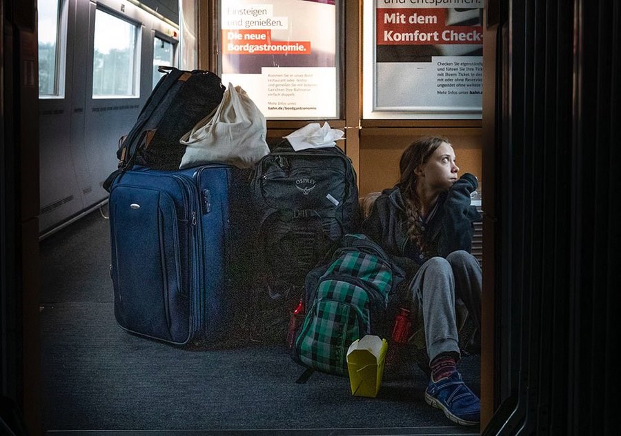瑞典環保少女童貝里日前搭乘德鐵列車返家,途中在推特發出一張她坐在車廂地板上的照片,身旁堆滿行李箱。(圖取自twitter.com/GretaThunberg)