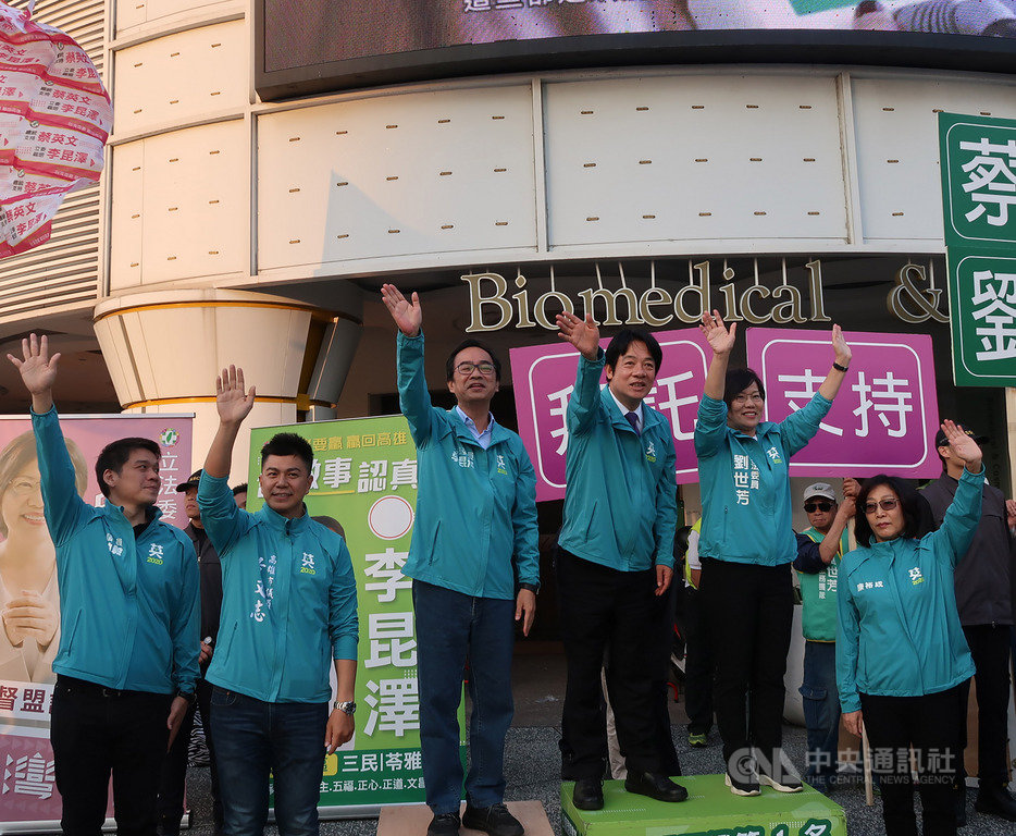 民進黨副總統候選人賴清德(前右3)16日到高雄,與黨籍立委參選人劉世芳(前右2)、李昆澤(前右4)在高雄市大順一路、博愛二路口拜票。中央社記者王淑芬攝 108年12月16日