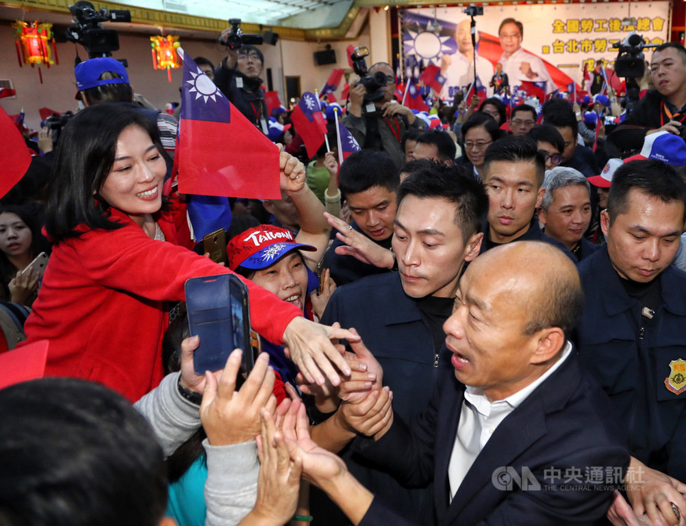 選戰邁入倒數階段,國民黨總統候選人韓國瑜全國暨台北市勞工後援會17日舉行成立大會,國民黨總統候選人韓國瑜(前右)受到支持者夾道歡送,場面熱絡。中央社記者王騰毅攝 108年12月17日