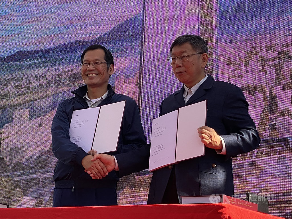 台北車站雙子星大樓開發案17日舉行簽約儀式,由台北市長柯文哲(右)和台北雙星公司董事長許崑泰(左)共同簽署投資契約,預計2026年完工,將提供1.6萬個就業機會。中央社記者吳家豪攝 108年12月17日