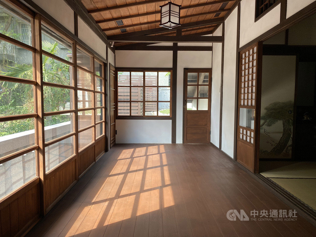 淡水古蹟博物館表示,淡水日本警官宿舍位於新北市淡水區中正路12巷5號,興建於日治初期,經修復後17日日起免費開放,3大特色包括雁行式氣窗、加寬的緣側(圖)及後院防空洞。中央社記者葉臻攝 108年12月17日