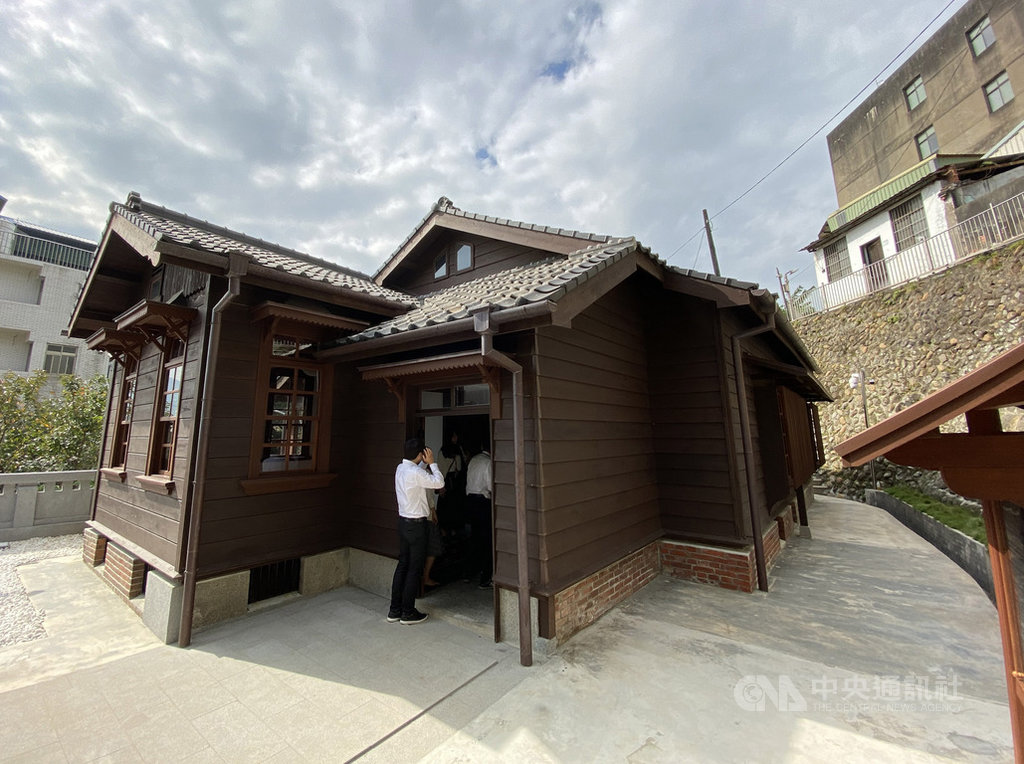 新北市歷史建築「淡水日本警官宿舍」修復工程自107年1月啟動,現已完工,17日起重新對外開放參觀。中央社記者葉臻攝 108年12月17日