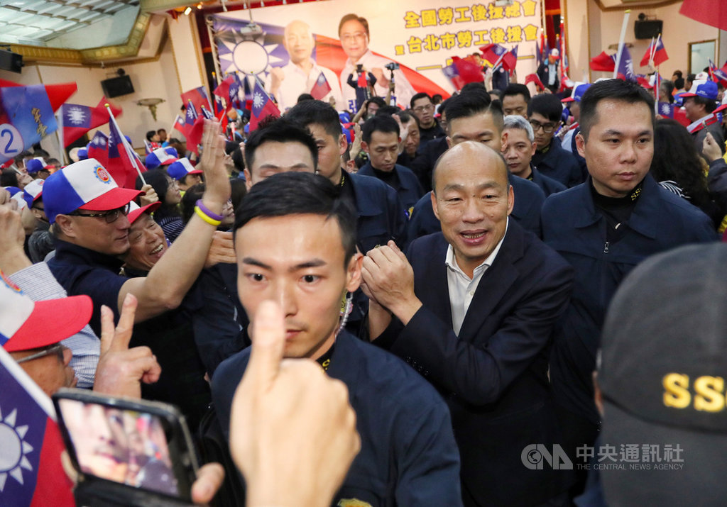 選戰進入倒數階段,國民黨總統候選人韓國瑜全國暨台北市勞工後援會17日舉行成立大會,國民黨總統候選人韓國瑜(右2)受到支持者熱情歡迎。中央社記者王騰毅攝 108年12月17日