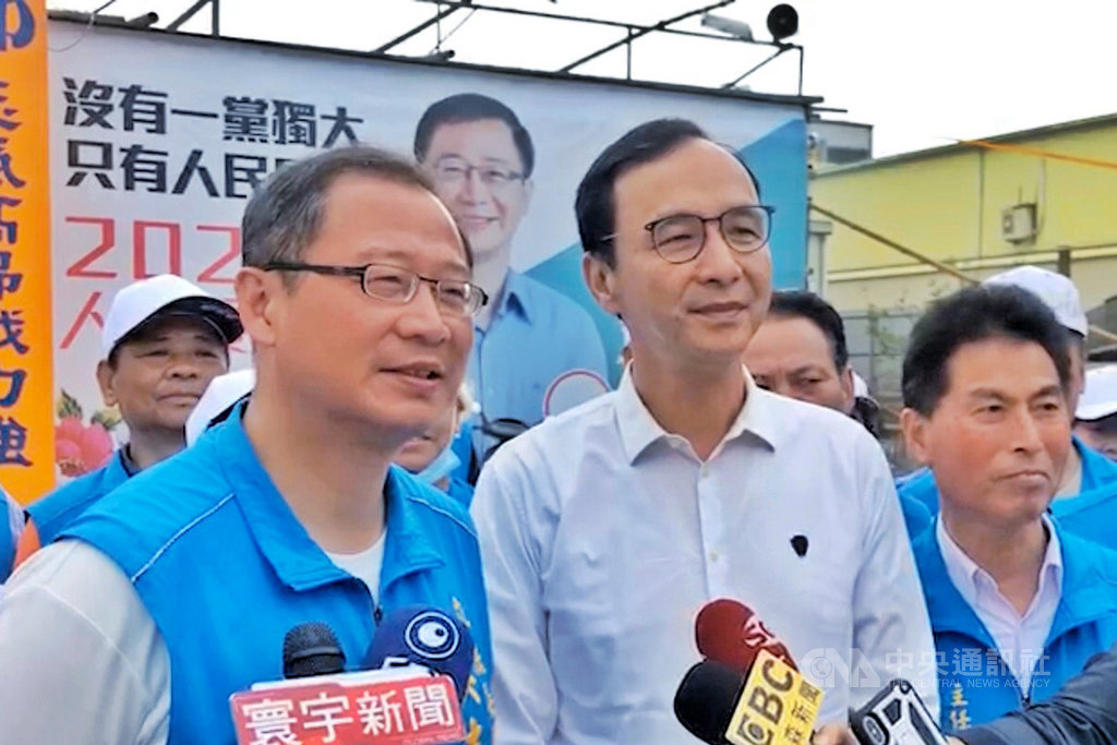 國民黨總統候選人韓國瑜競選總部主委朱立倫(前左2)17日走訪桃園市6名國民黨提名立委參選人總部加油打氣,他表示,現在沒有所謂分裂問題,只有團結的努力,在球賽第9局會全力衝刺。圖前左為國民黨立委參選人吳志揚。中央社記者吳睿騏桃園攝 108年12月17日