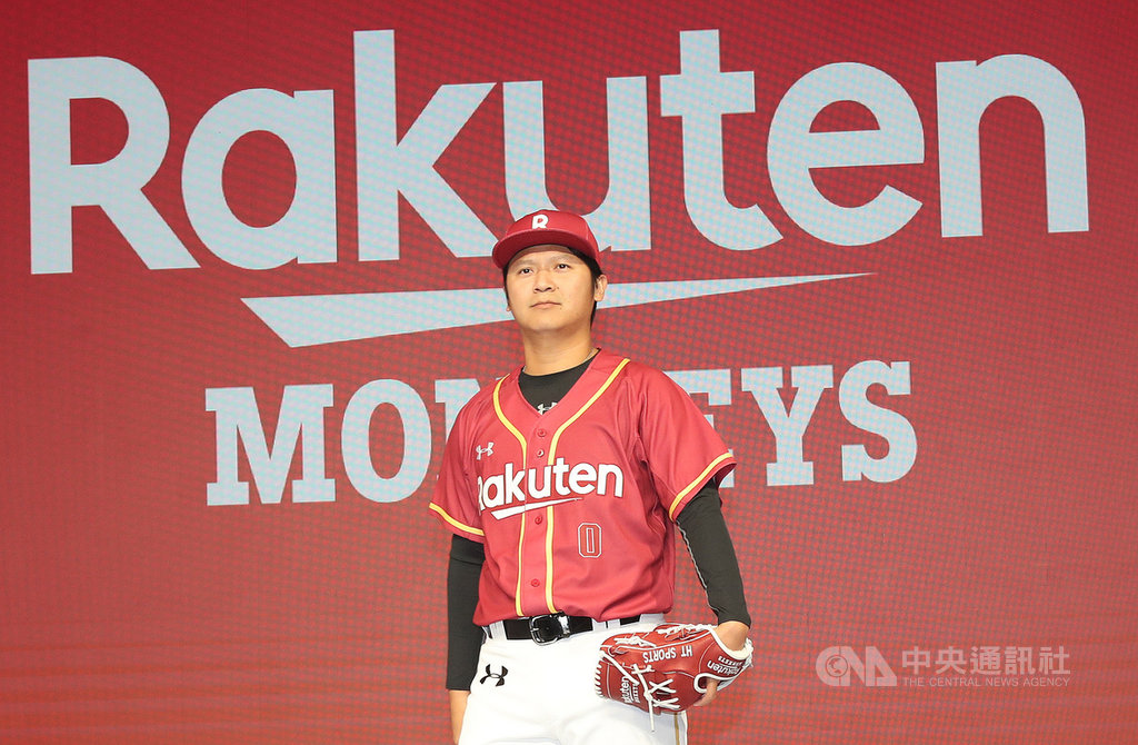 中職Rakuten Monkeys樂天桃猿隊17日在台北舉行記者會,會中發表新球衣,投手陳禹勳穿上客場球衣亮相,新球季將改穿0號,象徵全新出發。中央社記者張新偉攝 108年12月17日