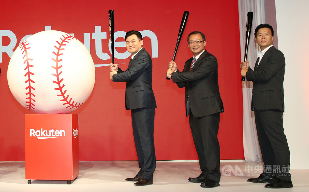 中職Rakuten Monkeys 樂天桃猿隊17日在台北舉行記者會,由樂天創辦人兼執行長三木谷浩史(左)揭名,原領隊劉玠廷(右)留任,劉玠廷說,留任代表有任務要完成,包括引進球員評估系統、完善球場,讓台灣棒球更進步。中為中職會長吳志揚。中央社記者張新偉攝 108年12月17日