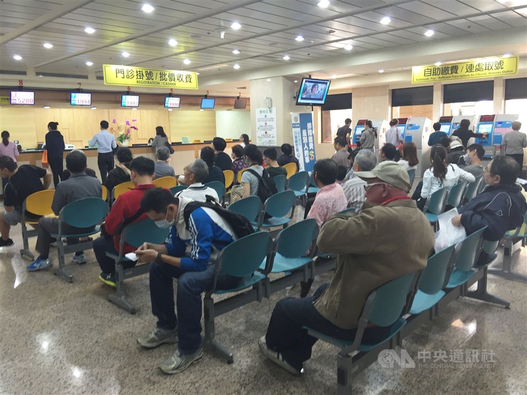 疾管署副署長羅一鈞17日表示,流感最快本週進入流行期,但因暖冬,疫情攀升不致太快,高峰應仍會落在農曆春節前後,民眾應注意個人衛生。(示意圖/中央社檔案照片)