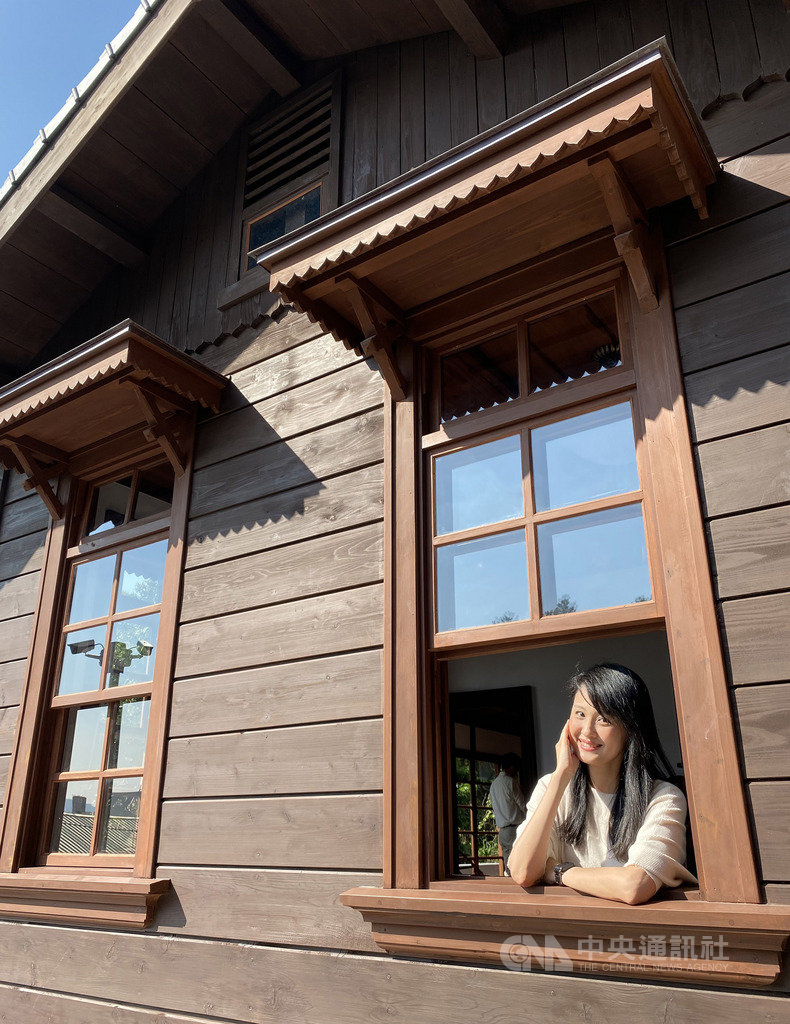 淡水古蹟博物館表示,登錄為歷史建築的「淡水日本警官宿舍」是新北市唯一一間高階警官宿舍,3大建築特色包含雁尾造形的雁行式氣窗,除引導雨水流動外,西洋式的上下懸窗更是獨特。中央社記者葉臻攝 108年12月17日