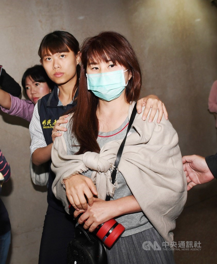 檢警偵辦華夏大地旅行社涉嫌暗助中國統戰官員來台案,17日約談統促黨總裁「白狼」張安樂的兒媳婦王姝茵(前)等人,晚間訊後移送。中央社記者施宗暉攝 108年12月17日