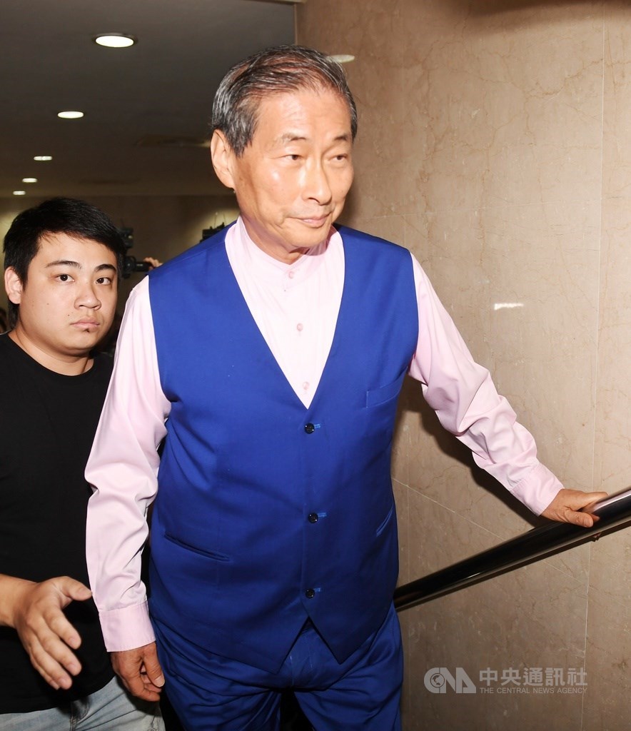 北檢偵辦華夏大地旅行社涉嫌暗助中國統戰官員來台案,17日以證人身分約談統促黨總裁「白狼」張安樂(右)到案說明。圖為張安樂準備步入法庭。中央社記者施宗暉攝 108年12月17日