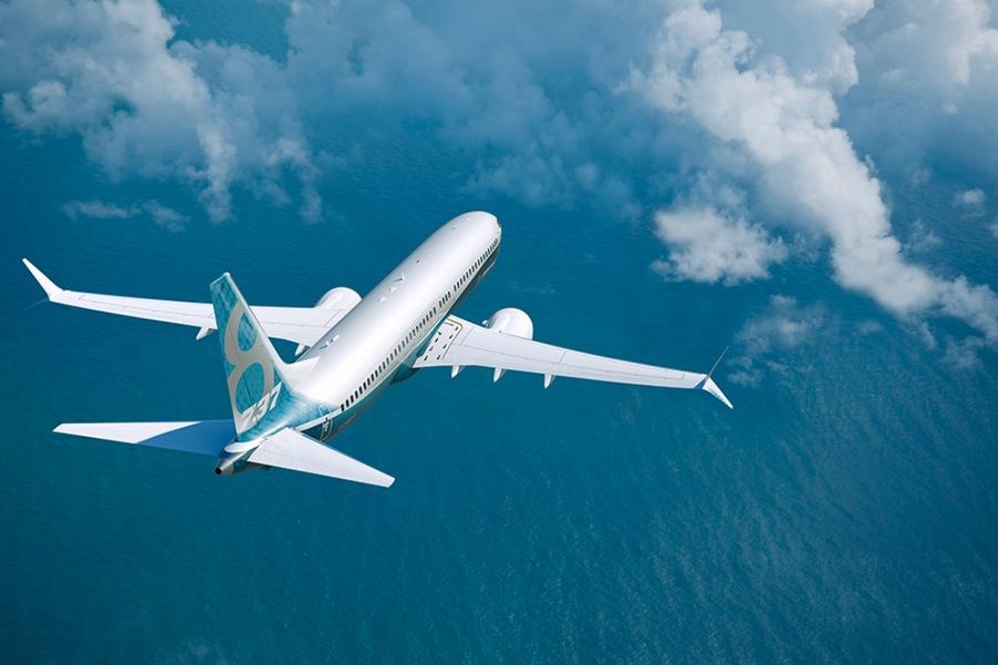 美國飛機製造商波音公司的737 MAX原是波音產品中的暢銷機型,但在兩起事故發生後,全球禁飛。圖為波音737 MAX機型。(圖取自波音公司網頁boeing.com)