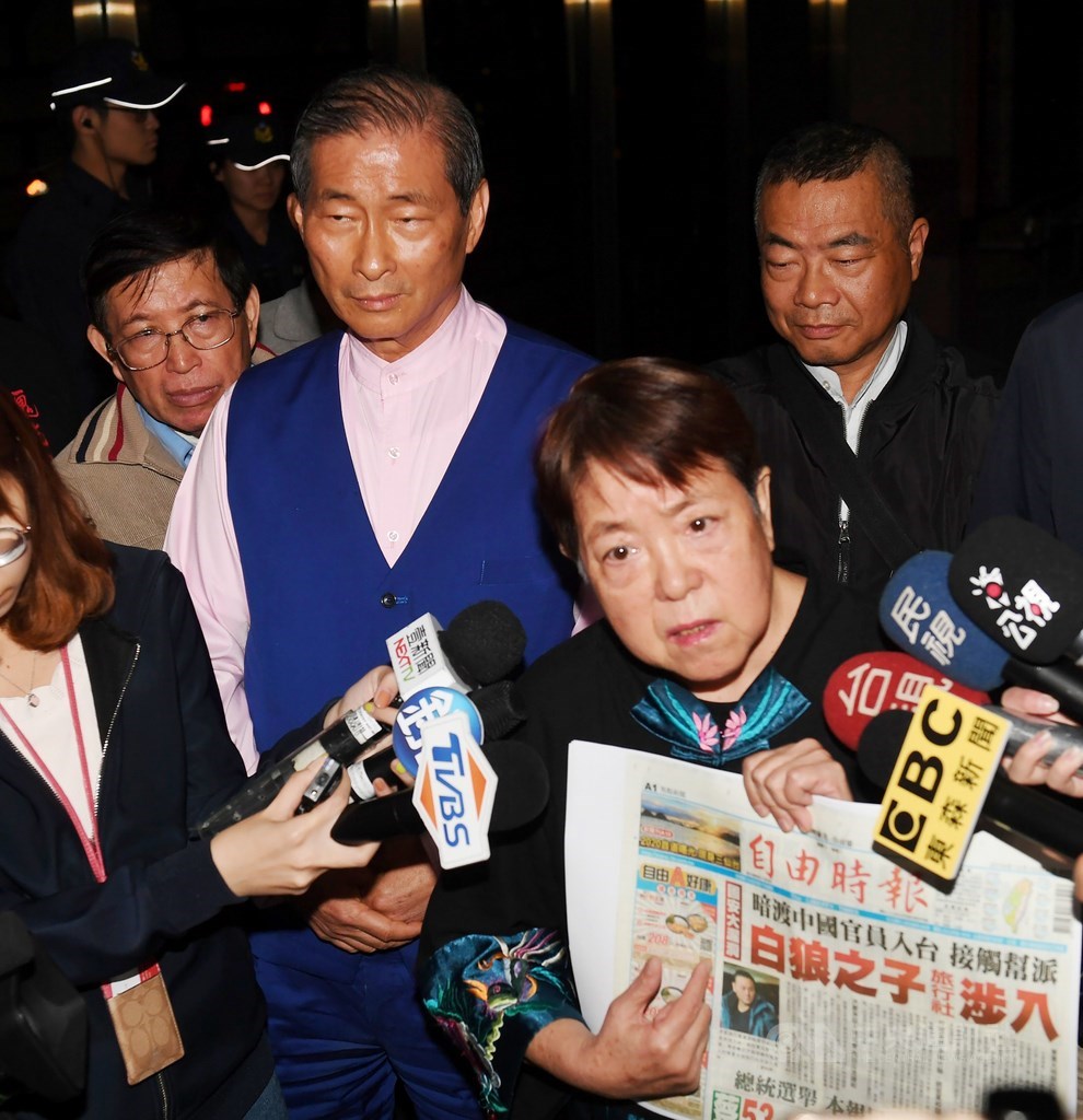 檢警偵辦華夏大地旅行社涉嫌暗助中國統戰官員來台案,17日以證人身分約談統促黨總裁張安樂(前左)到案說明,前新黨立委謝啟大(前右)陪同向媒體說明。中央社記者施宗暉攝 108年12月17日