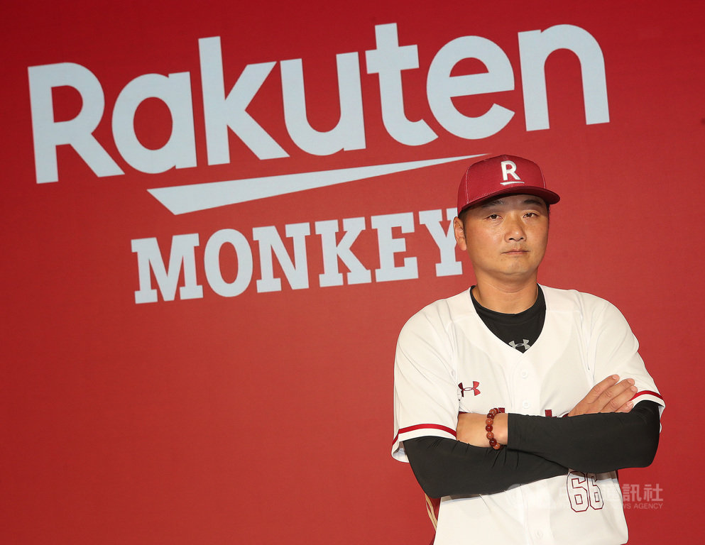 中職「Rakuten Monkeys樂天桃猿」隊17日正式揭名,首任總教練由原打擊教練曾豪駒接下。曾豪駒在球隊先後16年,球團看重他的人格特質,盼帶給球隊安定感。中央社記者張新偉攝 108年12月17日