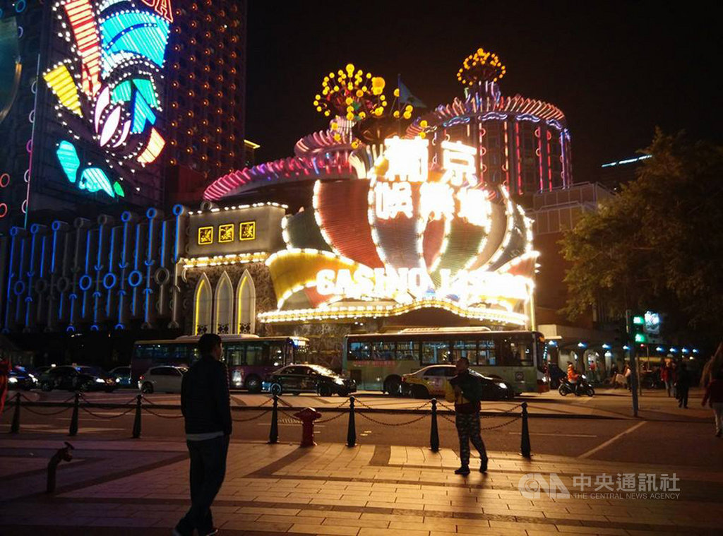 澳門2002年開放賭權後,外資賭場大量進駐澳門,帶動澳門經濟快速起飛,但也有產業過於單一的隱憂。圖為2015年的葡京娛樂場。中央社記者陳家倫澳門攝 108年12月17日