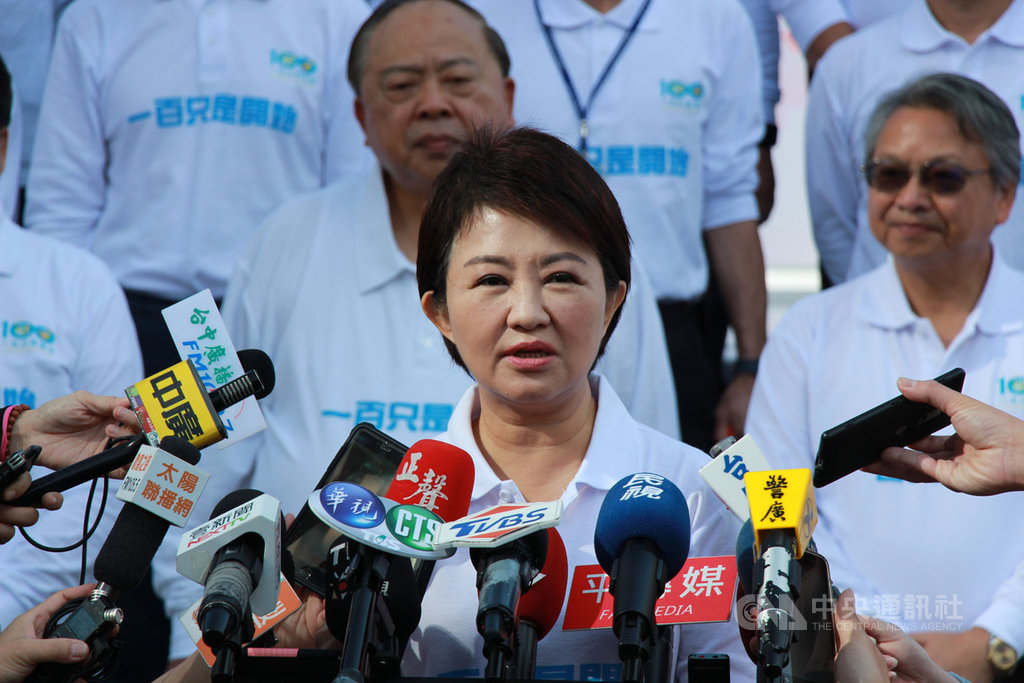 台中市政府18日舉辦就職週年活動,市長盧秀燕(前)就近日台中火力發電廠問題受訪表示,中火10張執照將到期,如果落實生煤管制條例可以是夥伴關係,若不能改善會依法處理。中央社記者蘇木春攝 108年12月18日