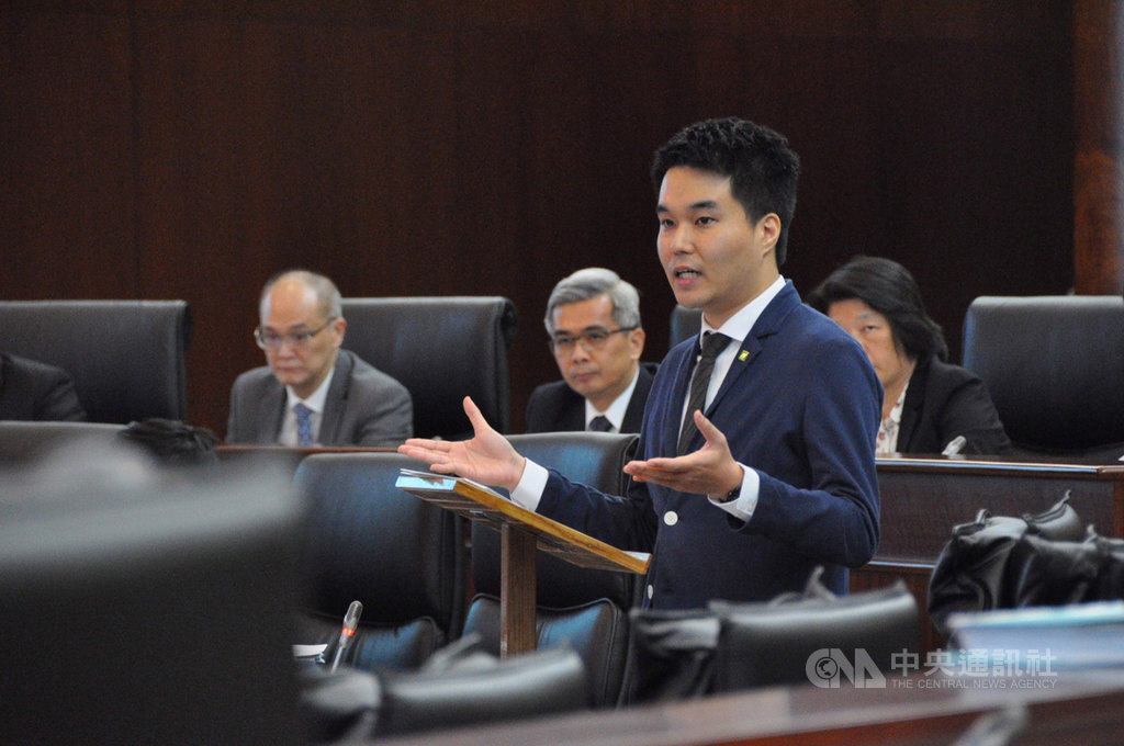 民主派的澳門區議會議員蘇嘉豪(前立者)表示,澳門的「派錢」政策應建立機制,否則難有永續性。圖為蘇嘉豪在議會中發言。(蘇嘉豪提供)中央社 108年12月18日
