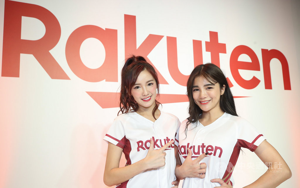 中職Rakuten桃猿隊揭幕,啦啦隊改名Rakuten Girls(樂天女孩)再出發,球團也將派出羚小鹿(右)與菲菲(左)兩名隊員與日職樂天隊進行啦啦隊國際交換生計畫。圖為12月17日記者會拍攝。中央社記者張新偉攝 108年12月18日