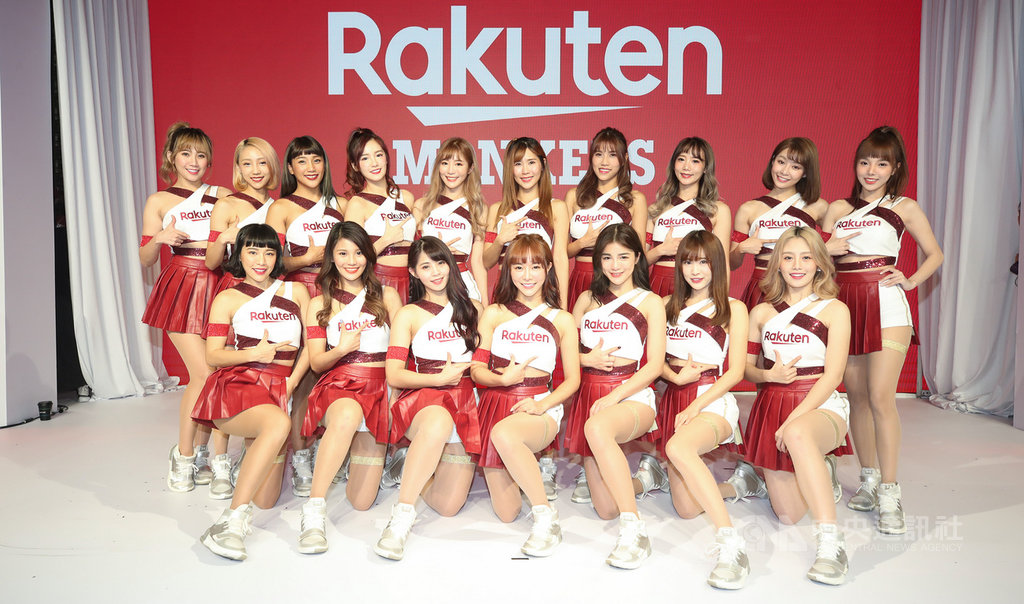 中職Rakuten桃猿隊揭幕,啦啦隊改名Rakuten Girls(樂天女孩)再出發,球團副領隊浦韋青表示,女孩中有成員離隊,也將會有新學妹加入。圖為12月17日記者會拍攝。中央社記者張新偉攝 108年12月18日