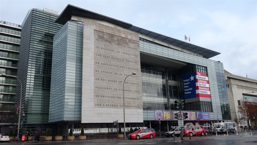 華府新聞博物館因為不堪財務負荷,將在2019年年底正式熄燈。博物館大樓牆外大大寫上保障新聞自由的美國憲法第一修正案。中央社記者江今葉華盛頓攝 108年12月18日