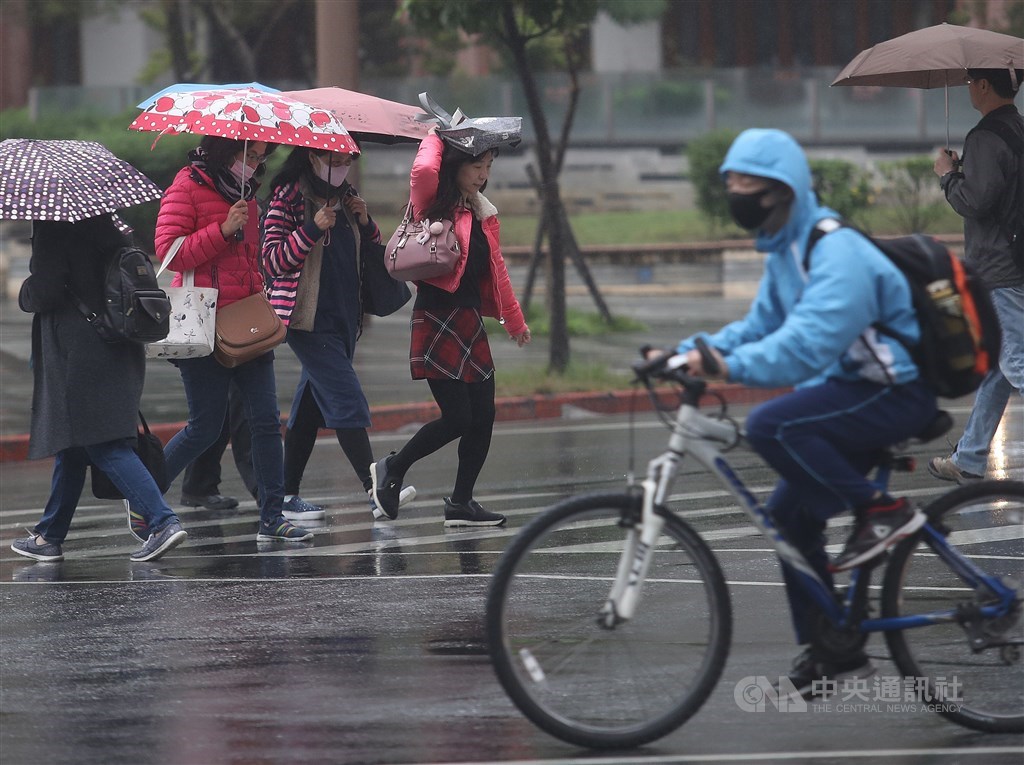 中央氣象局表示,18日基隆北海岸及東北部有短暫雨,大台北及花東地區以飄雨為主,北台灣高溫跟17日相比約有6度以上降幅,為攝氏22至24度。(中央社檔案照片)