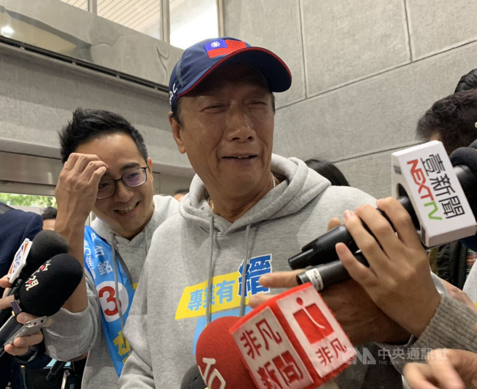鴻海創辦人郭台銘(右)18日接受媒體聯訪,就是否會成為泛藍新共主,他表示,國民黨不敢面對現實,「黨主席是不是真的能把國民黨帶到未來的另一個一百年,是大家值得思考的問題」。圖左為立委參選人李縉穎。中央社記者葉臻攝 108年12月18日