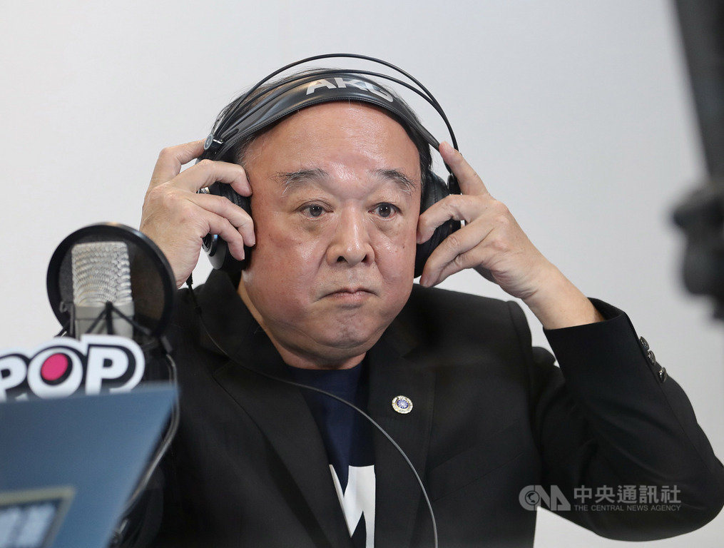 國民黨不分區立委參選人吳斯懷19日上午到台北流行廣播電台,接受廣播節目「POP撞新聞」專訪。中央社記者張皓安攝 108年12月19日