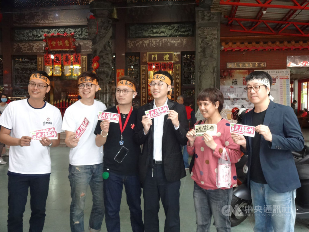 高雄市副市長葉匡時19日質疑社群「Wecare高雄」是什麼團體及資金來源。對此Wecare高雄發起人尹立(右)回應,是透過線上募資平台一筆筆募來,所有資料在網路上均可查證。中央社記者陳朝福攝 108年12月19日