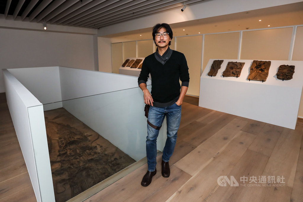 忠泰美術館推出年度藝術展「失樂園-當代城市文明的凝視與寓意」,台灣藝術家涂維政(圖)全新系列「遺跡化石博物館」,採集廢棄工廠中的機械零件、建築殘塊和周遭植物,透過壓印於陶土之後翻模成人造石,反思物競天擇下的人類行為和文明歷史的過去風華、現在衰敗和未來。(忠泰美術館提供)中央社記者鄭景雯傳真 108年12月19日
