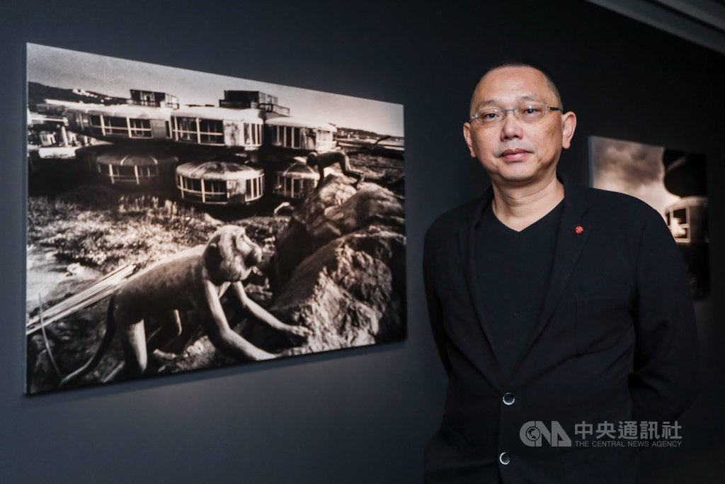 忠泰美術館推出年度藝術展「失樂園—當代城市文明的凝視與寓意」,台灣藝術家姚瑞中早期經典創作「廢墟迷走」系列,以黑白色調的影像呈現台灣在全球化潮流、資本主義發展與政經體系嬗變中,所隱藏的意識形態黑洞。(忠泰美術館提供)中央社記者鄭景雯傳真 108年12月19日