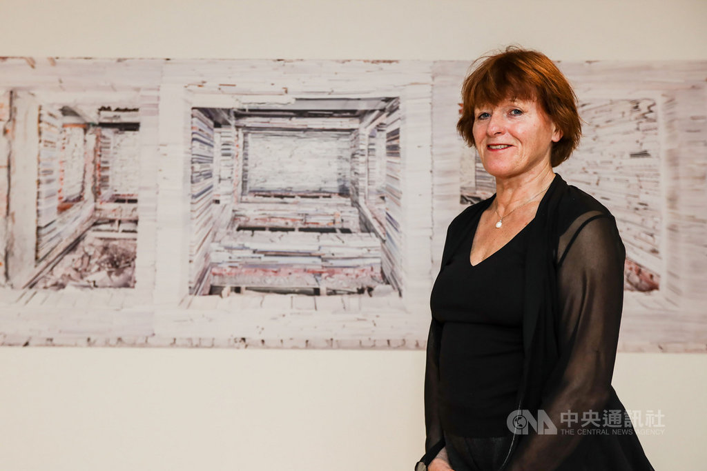 忠泰美術館推出年度藝術展「失樂園—當代城市文明的凝視與寓意」,荷蘭藝術家瑪里安.特文(Marjan Teeuwen)展出「毀壞的屋宅」,她以身體介入因為都市更新、戰爭而毀棄的廢墟中,利用其中的殘骸改造重組,打造出新的秩序、結構與連結。(忠泰美術館提供)中央社記者鄭景雯傳真 108年12月19日