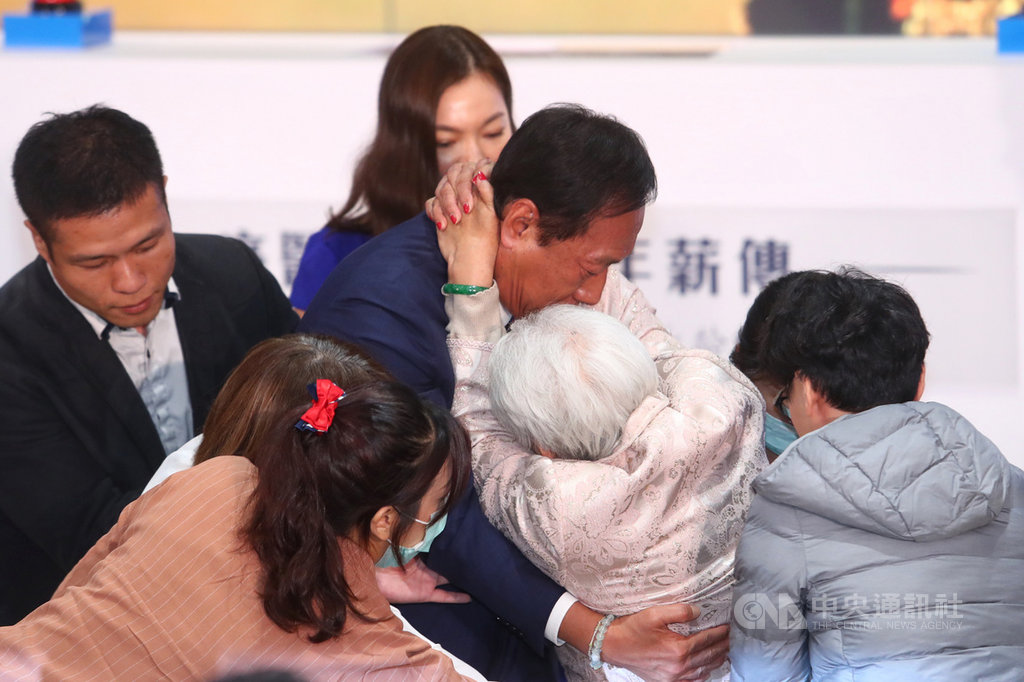 國立台灣大學醫學院附設癌醫中心醫院19日上午舉行「永真健康醫療大樓冠名暨肇建記揭幕」典禮,永齡健康基金會創辦人郭台銘(中)偕同母親初永真(背對者,中)、妻子曾馨瑩(後左2)出席,郭台銘細心為行動不便的母親移動座位。中央社記者王騰毅攝 108年12月19日