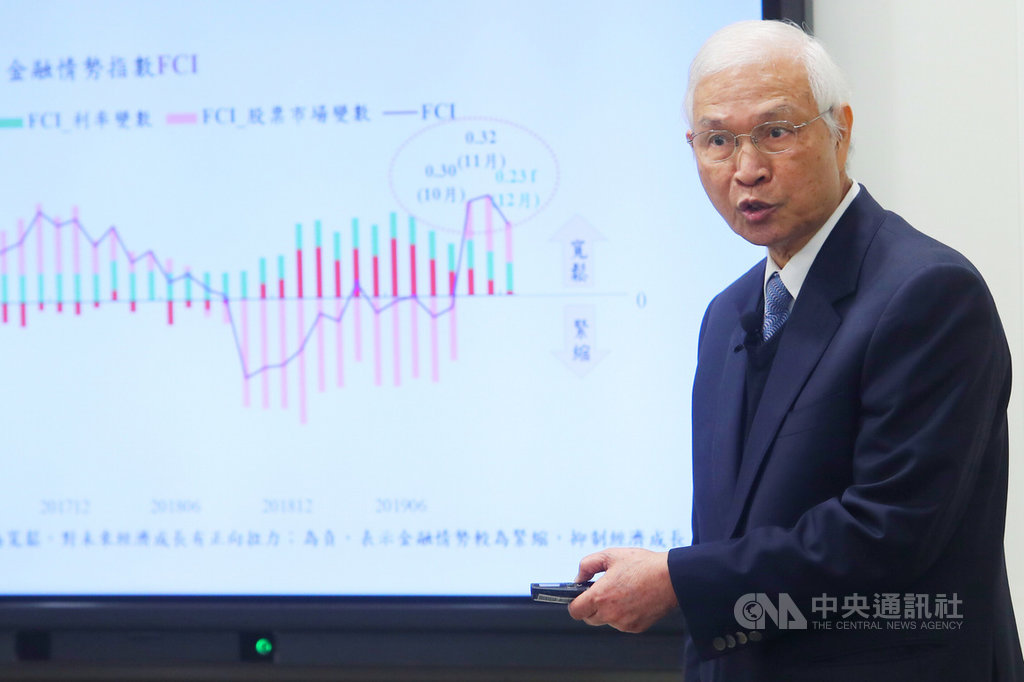 中央銀行19日舉行第4季理監事會,央行總裁楊金龍(圖)會後舉行記者會,宣布利率連14凍,並預測2020年經濟成長率為2.57%。中央社記者王騰毅攝 108年12月19日