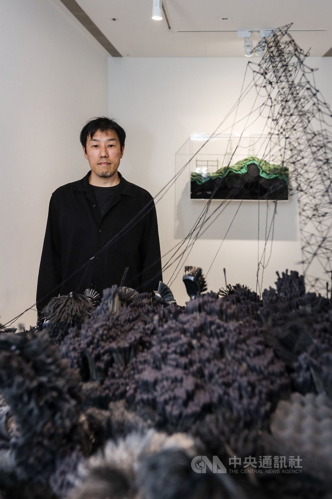 忠泰美術館推出年度藝術展「失樂園-當代城市文明的凝視與寓意」,日本藝術家岩崎貴宏展出的新作「混沌之外(崩塌)」,以311大地震中福島核災為題,透過全黑的傾倒電塔和崩壞的自然地景,訴說著支撐當代社會的能源結構是如何脆弱地不堪一擊。(忠泰美術館提供)中央社記者鄭景雯傳真 108年12月19日