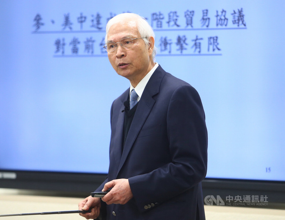 中央銀行19日在台北舉行第4季理監事會,央行總裁楊金龍(圖)會後舉行記者會表示,美中達成第一階段貿易協議,將持續關注貿易戰對台灣經濟影響。中央社記者王騰毅攝 108年12月19日