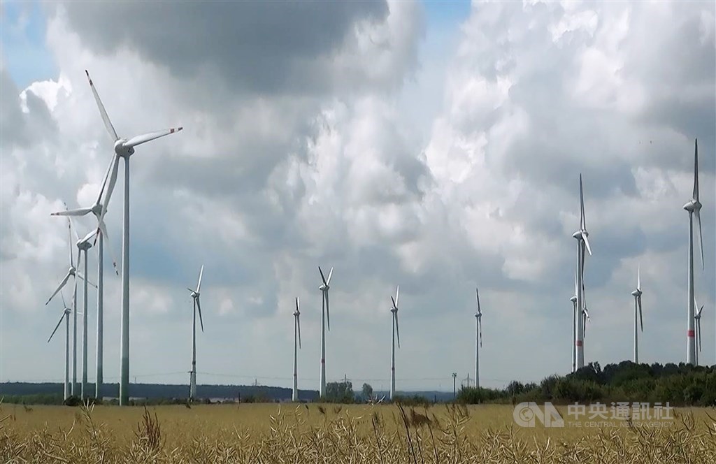 德國再生能源占用電量的比重2019年可望逼近43%,其中風力發電首度躍居最重要的電力來源,而燃煤火力發電的重要性則明顯下滑。圖為德國北部的風力發電設施。(中央社檔案照片)