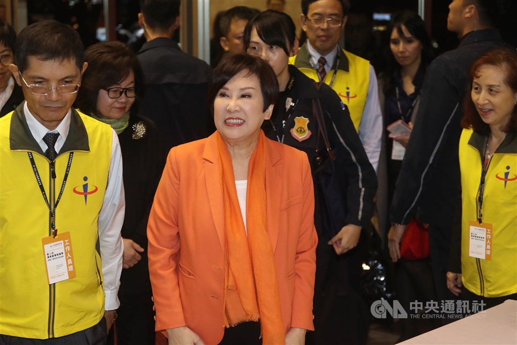 第15任總統副總統選舉的副總統候選人電視政見發表會20日晚間在公視進行,親民黨副總統候選人余湘(前中)晚間以一身橘色系裝扮出席。中央社記者裴禛攝 108年12月20日