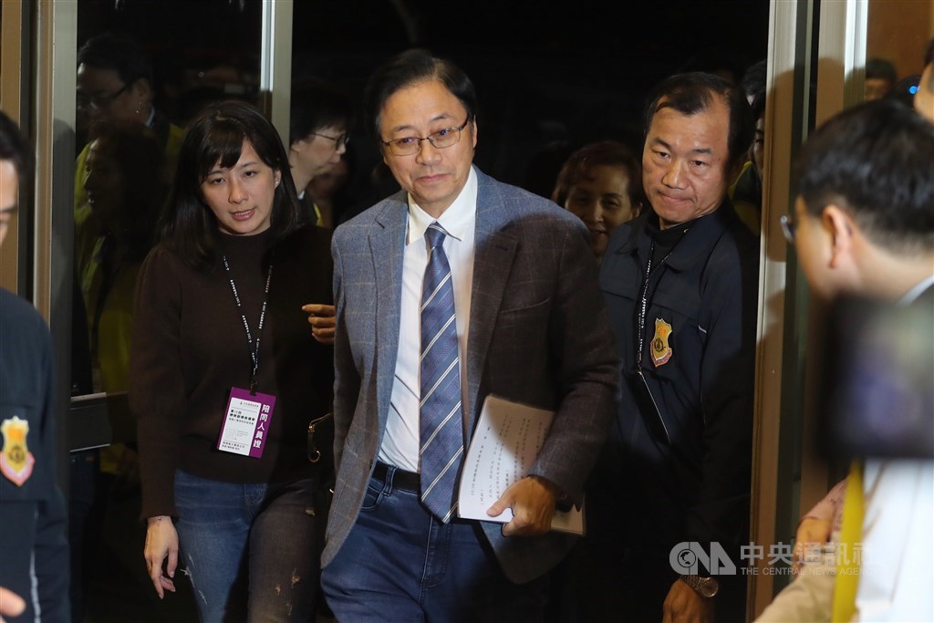 2020大選倒數計時,唯一一場公辦副總統候選人政見發表會20日晚間在公視登場,國民黨副總統候選人張善政(中)出席。中央社記者裴禛攝 108年12月20日